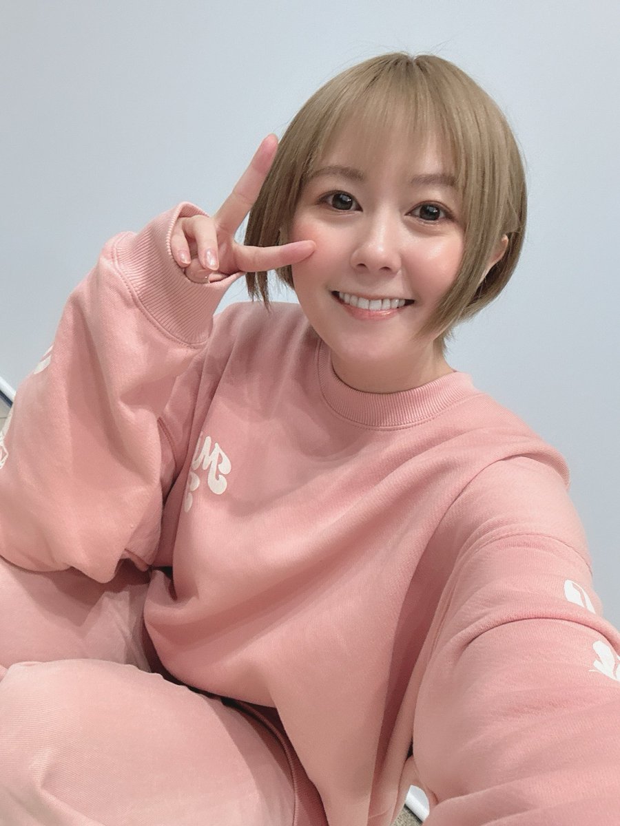T_Larissa_T's tweet photo. 皆さん年末はいかがお過ごしですか

私は泣き叫ぶ親戚の子供(1歳半)の前で突然『Teeenage☆Groovin'』を熱唱して黙らせるなどしながら穏やかに過ごしています

良いお年を〜〜〜〜〜〜〜〜〜〜！！ https://t.co/VQr9IZazJU