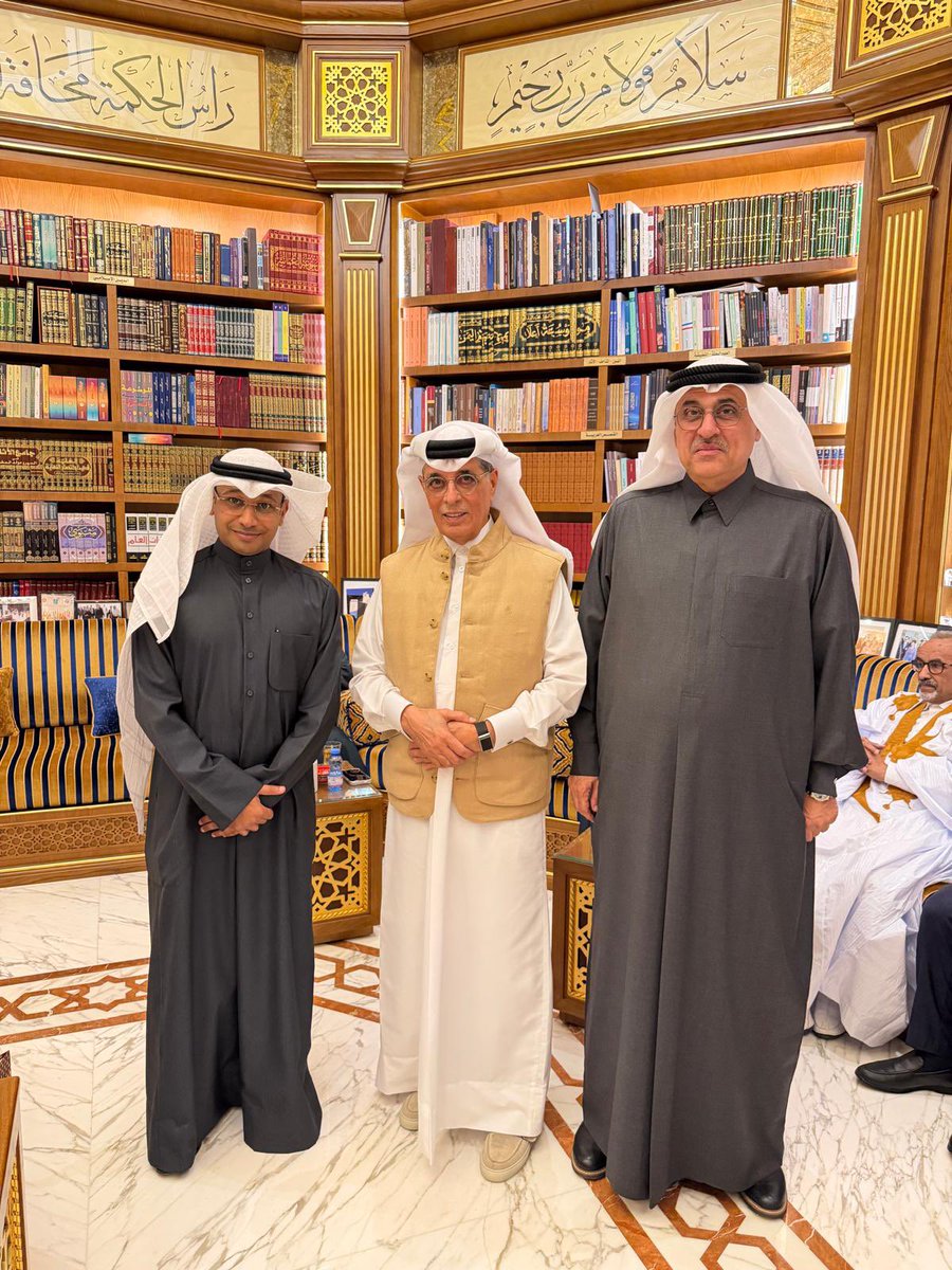 alkawari4unesco's tweet photo. كان اليومُ الأخير من مجلس_ الثلاثاء  1925 ليلة حافلة، ازدانت فيها أروقة المجلس بحضورٍ كريم من روّاده، وتشرفنا فيها بضيوفٍ أجلّاء من الإخوة العرب، أضفوا على اللقاء ثراءً علميًا وأدبيًا خاصًا.

فقد سعدنا بشكل خاص بحضور فضيلة الشيخ الدكتور #محمد_الصغير الذي أهدانا مجموعةً رائعة من مجلداته النفيسة وكتبه القيّمة، فكانت إضافةً علميةً تُثري مكتبة المجلس .

كما شرّفنا الدكتور آدي ولد أدب، الأديب والشاعر من #موريتانيا، فأهدانا باقةً ثمينة من كتبه ودواوينه، حملت عبق الكلمة وجمال البيان.

وزاد اللقاء بهاءً إهداءُ الخطاط السوري عبيدة البنكي لوحةَ «مجلس الثلاثاء» بخطّه البديع، وهو الخطّ ذاته الذي تتزين به لوحات مكتبتي الخاصة،

وتشرّفنا كذلك بضيوفٍ أعزاء من دولة #الكويت الشقيقة، فكان حضورهم موضع ترحيبٍ واعتزاز.

لقاءٌ مباركٌ بكلّ ما حمله من ودٍّ ومعرفة، ومن عطاءٍ يُجدد العهد بأن يظلّ مجلس الثلاثاء ملتقى للفكر والثقافة والأخوة