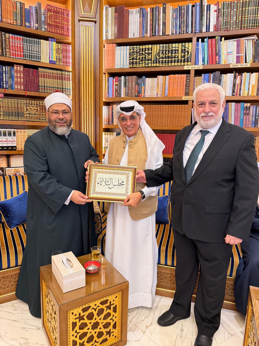 alkawari4unesco's tweet photo. كان اليومُ الأخير من مجلس_ الثلاثاء  1925 ليلة حافلة، ازدانت فيها أروقة المجلس بحضورٍ كريم من روّاده، وتشرفنا فيها بضيوفٍ أجلّاء من الإخوة العرب، أضفوا على اللقاء ثراءً علميًا وأدبيًا خاصًا.

فقد سعدنا بشكل خاص بحضور فضيلة الشيخ الدكتور #محمد_الصغير الذي أهدانا مجموعةً رائعة من مجلداته النفيسة وكتبه القيّمة، فكانت إضافةً علميةً تُثري مكتبة المجلس .

كما شرّفنا الدكتور آدي ولد أدب، الأديب والشاعر من #موريتانيا، فأهدانا باقةً ثمينة من كتبه ودواوينه، حملت عبق الكلمة وجمال البيان.

وزاد اللقاء بهاءً إهداءُ الخطاط السوري عبيدة البنكي لوحةَ «مجلس الثلاثاء» بخطّه البديع، وهو الخطّ ذاته الذي تتزين به لوحات مكتبتي الخاصة،

وتشرّفنا كذلك بضيوفٍ أعزاء من دولة #الكويت الشقيقة، فكان حضورهم موضع ترحيبٍ واعتزاز.

لقاءٌ مباركٌ بكلّ ما حمله من ودٍّ ومعرفة، ومن عطاءٍ يُجدد العهد بأن يظلّ مجلس الثلاثاء ملتقى للفكر والثقافة والأخوة