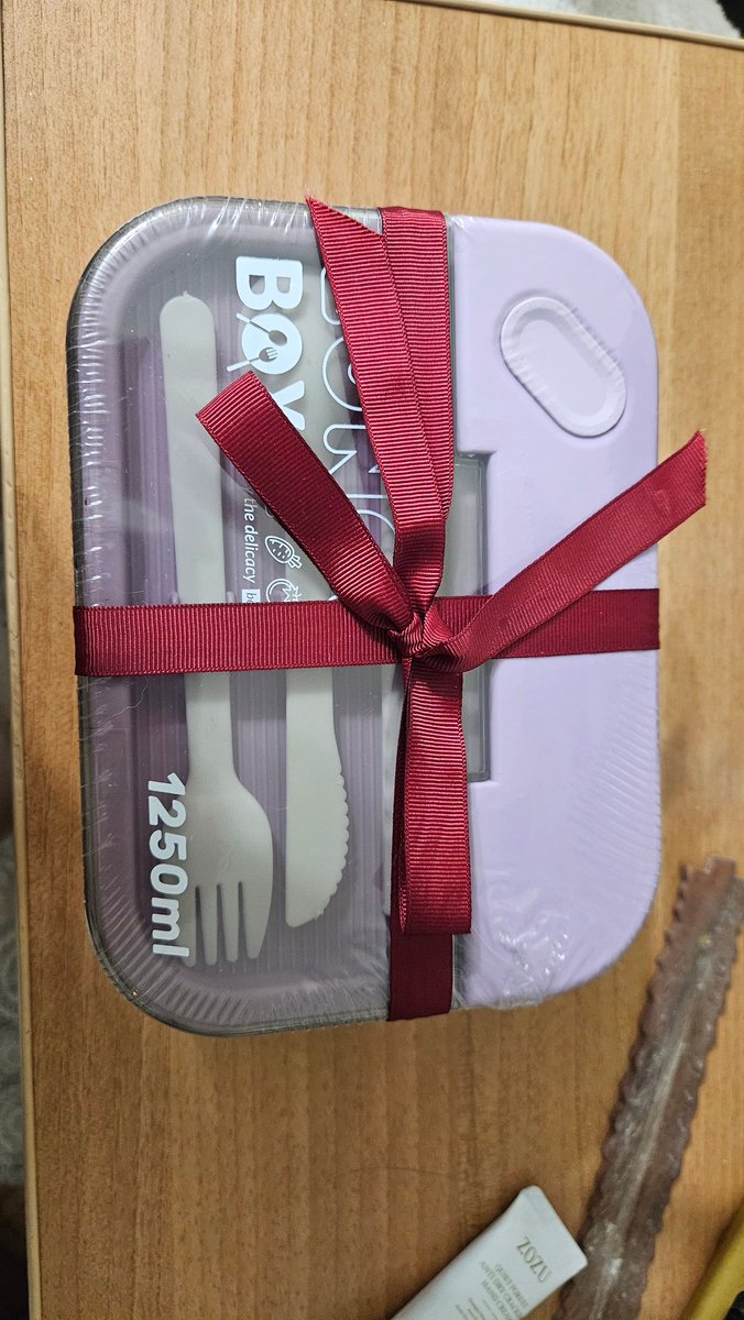 emptyhause's tweet image. Наскребла по сусекам на подарок Алиночке. Надеюсь, она никогда не узнает, сколько он стоил, потому что это позорище 🫠