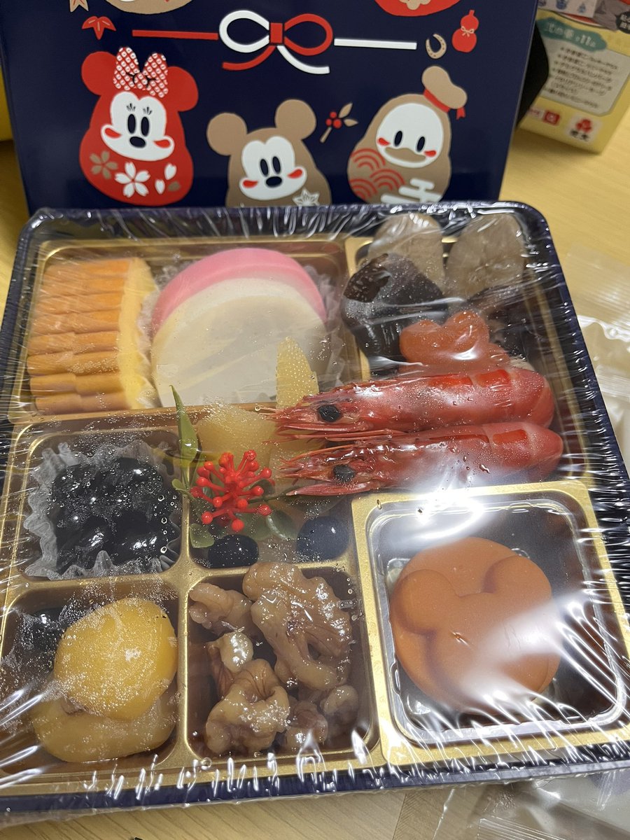 16__cha__'s tweet photo. 我が家にも #ディズニーおせち が届きました♪
今年は #紀文おせち お重のイラストが可愛いくて購入❤️❤️
早速今夜からいただきましょーか😊
作ってくれた方❣️届けてくれた方。ありがとうございます❣️良いお年をお迎えください🫶🏻#ツムツム ２日目ひくよ〜😆 https://t.co/J1CfmV2gKK