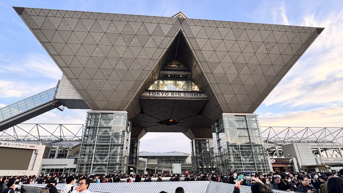765Bro's tweet image. Winter Comiket done for another year.  Every year I get more exhausted at the end of these two days but it’s always a blast. Pics of my loot incoming.  #c107