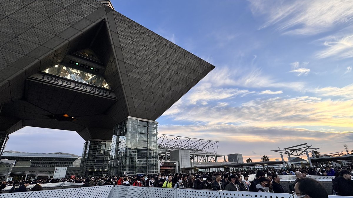 765Bro's tweet image. Winter Comiket done for another year.  Every year I get more exhausted at the end of these two days but it’s always a blast. Pics of my loot incoming.  #c107