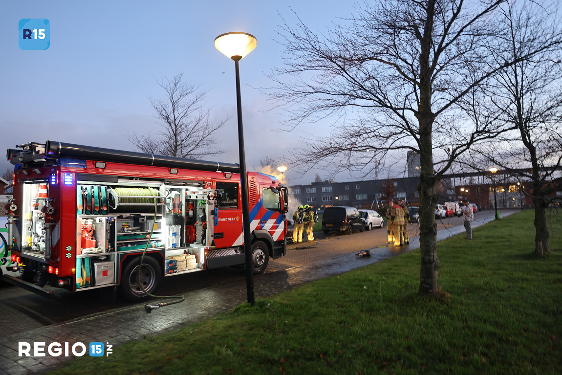 Geparkeerde Porsche in brand op Carry van Bruggenhof, Den Haag