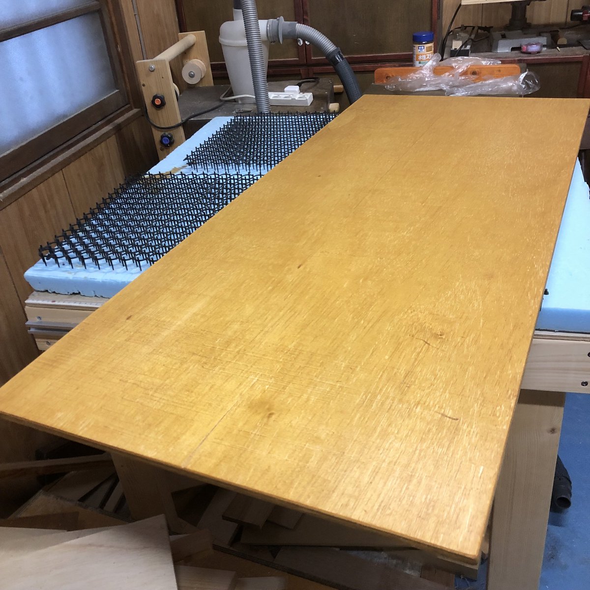 DiySmallFactory's tweet photo. 今年最後の作品が完成！😆
奥行きのあるテーブルです。天板の表面をフラットにしたかったので、天板はネジを使わずダボ接合にしています。

水平器を置いて水平器を確認。けっこう時間が掛かりましたなー。😅 https://t.co/tTxLy0EiFM