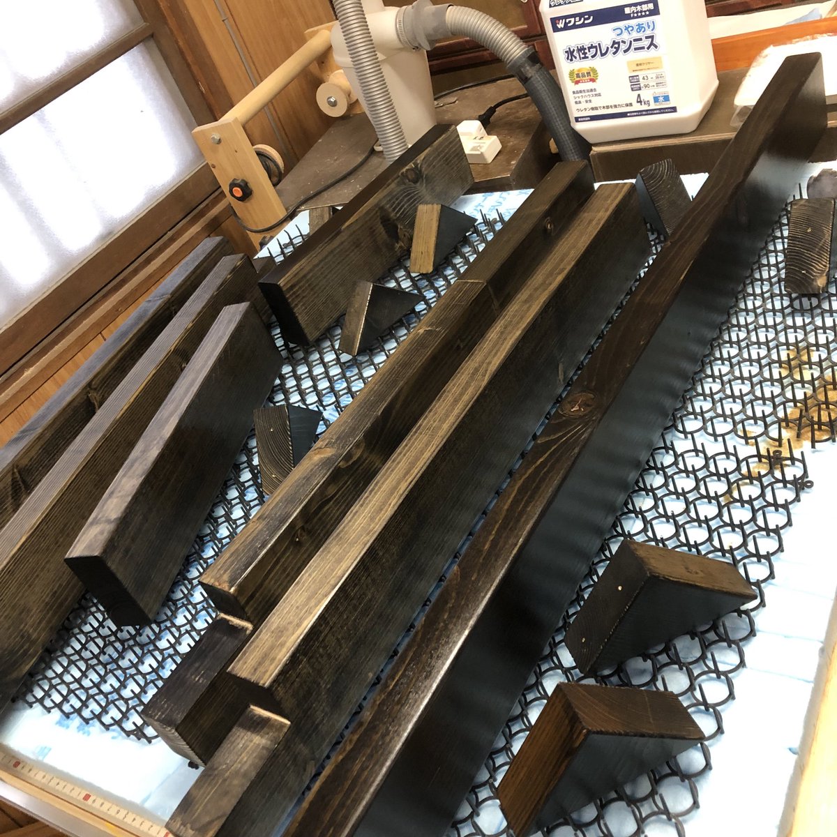 DiySmallFactory's tweet photo. 今年最後の作品が完成！😆
奥行きのあるテーブルです。天板の表面をフラットにしたかったので、天板はネジを使わずダボ接合にしています。

水平器を置いて水平器を確認。けっこう時間が掛かりましたなー。😅 https://t.co/tTxLy0EiFM