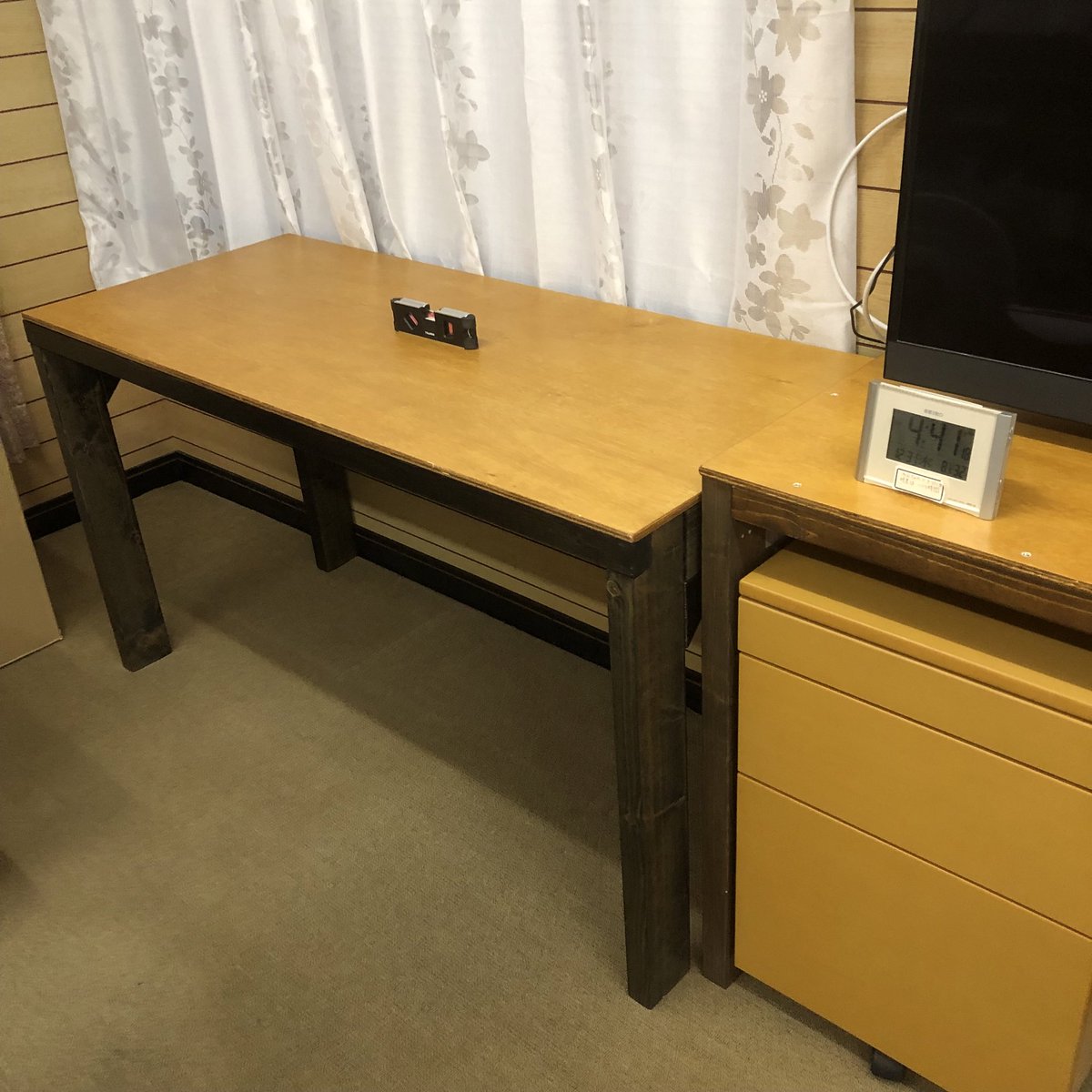 DiySmallFactory's tweet photo. 今年最後の作品が完成！😆
奥行きのあるテーブルです。天板の表面をフラットにしたかったので、天板はネジを使わずダボ接合にしています。

水平器を置いて水平器を確認。けっこう時間が掛かりましたなー。😅 https://t.co/tTxLy0EiFM