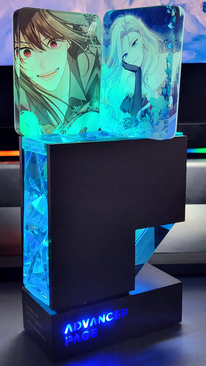 카카오페이지에서 <S급 헌터는 악역 공녀가 되기 싫습니다>에 연말 트로피를 보내주셨네요~☺️
<S급 헌터는 악역 공녀가 되기 싫습니다> 많은 사랑과 관심 덕분입니다💙
위에 열심히 아크릴을 세워두고 찰칵..📸