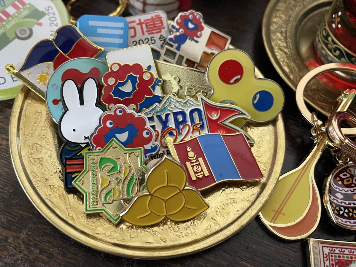 万博のピンバッジ、とりあえずチュニジア館で買ったお皿に盛ってみた。