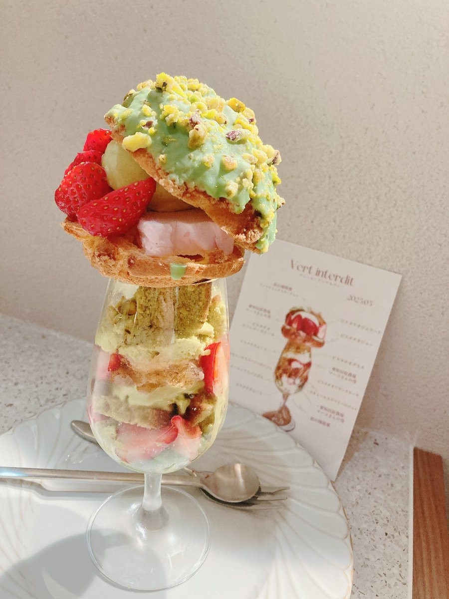 shortcake_suko's tweet photo. 今年1番記憶に残ってるスイーツはアゾートのパフェかもしれない
その前に頂いたバジルのパスタも併せて凄い贅沢な体験だった！ https://t.co/7PV2eYWMKQ