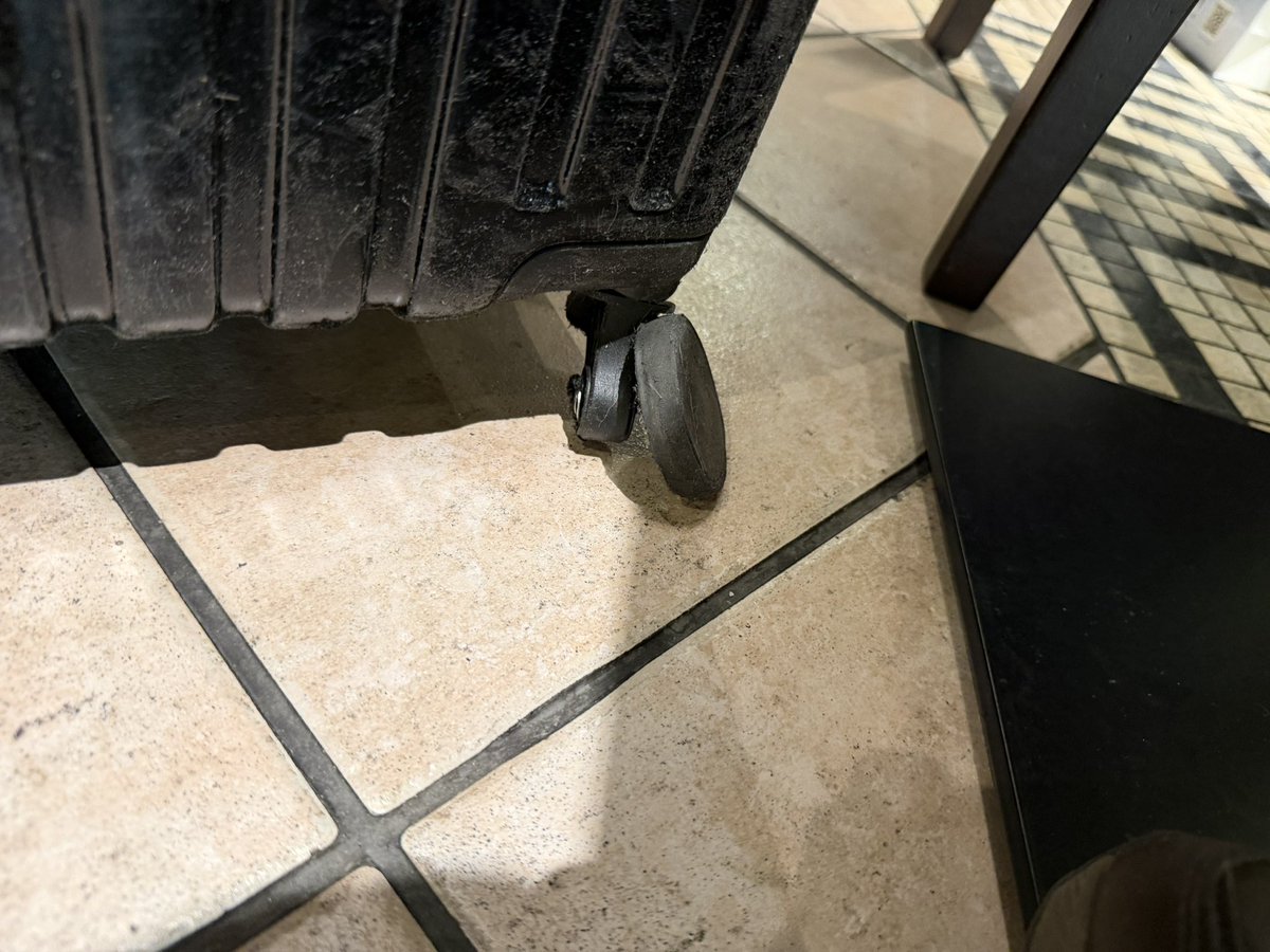 【悲報】ともきくんのキャリーケース、キャスターが両輪逝く。ほんまにたすけて 