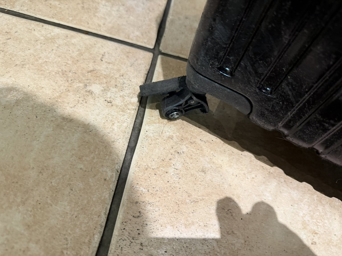 【悲報】ともきくんのキャリーケース、キャスターが両輪逝く。ほんまにたすけて 