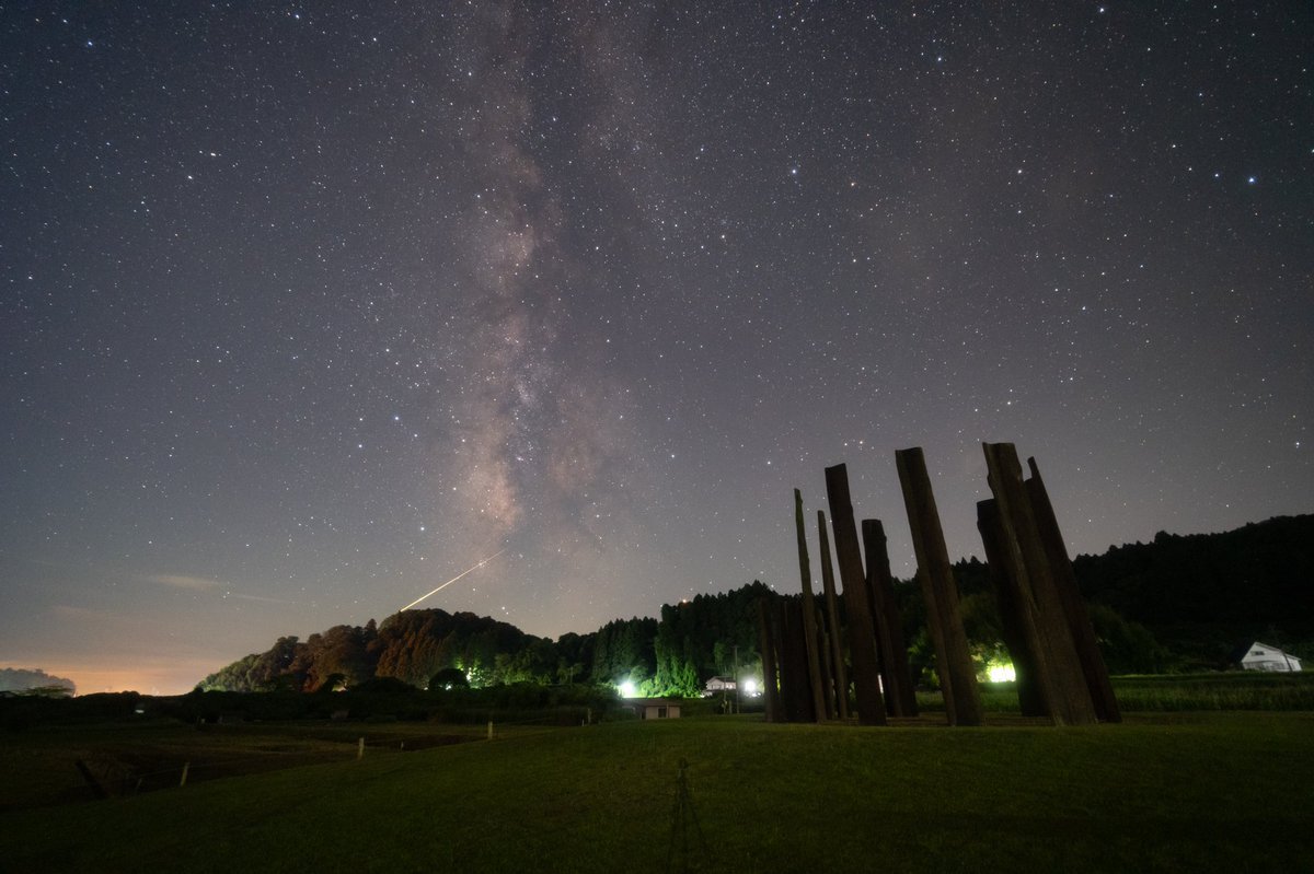 man_ten_bo_shi's tweet image. 【2025年を振り返り～能登の星空～】
今年も能登の美しい星空を見ることができました。
2026年も少しずつ能登の星空の写真を投稿していきたいと思います。
①冬の星座と漁火光柱
②ホタルと天の川
③見附島とニンフィア
④真脇遺跡の環状木柱列