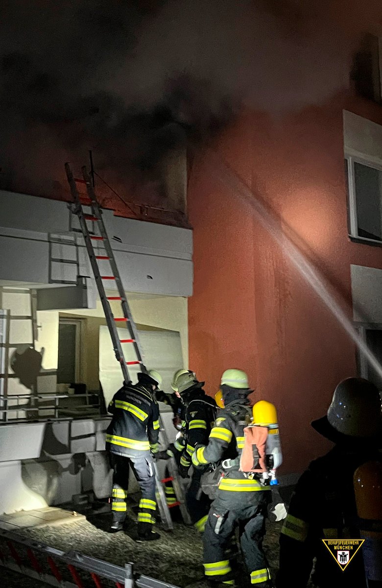 BFMuenchen's tweet photo. Bei einem #Brand auf dem Balkon eines Mehrfamilienhauses im #Hasenbergl war die #Feuerwehr #München gestern im #Einsatz und konnte eine Ausbreitung verhindern.
Alles zu den Maßnahmen in Bericht:
https://t.co/Het7VTiArq
#WirFürMünchen https://t.co/5bpC8sHBm3