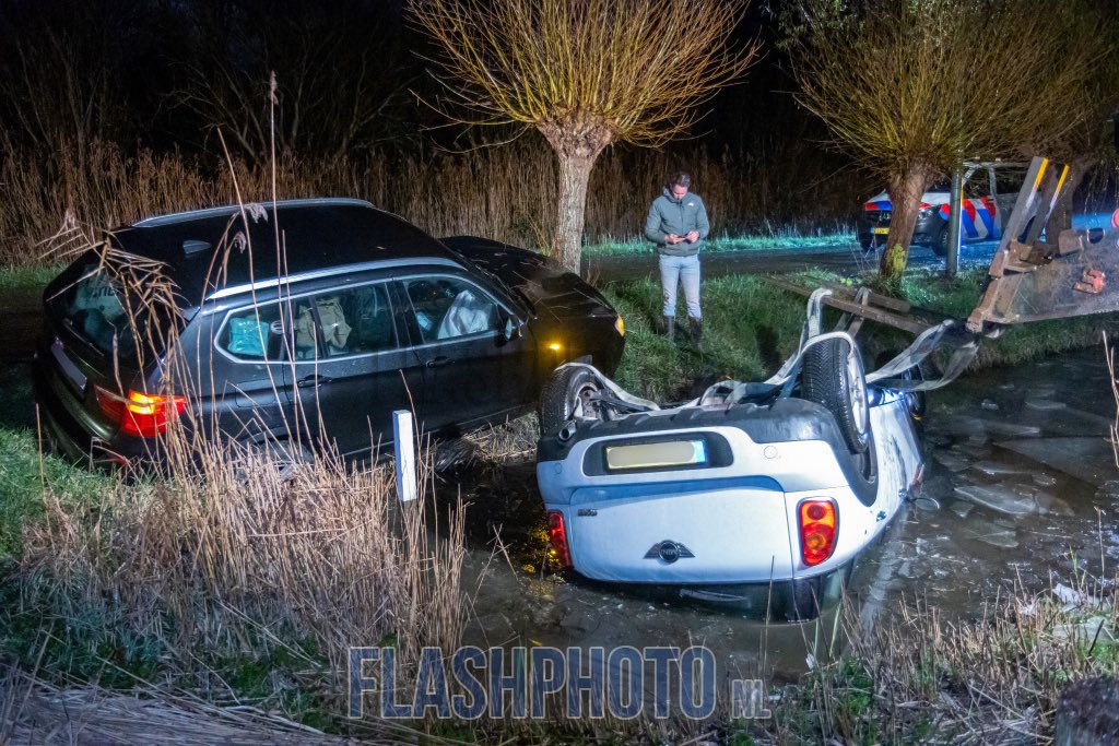 Twee auto's in de sloot in Vlaardingen