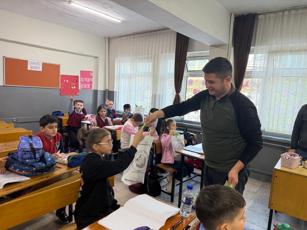 zonguldakobm's tweet photo. Orman Dostlarının Yeni Yıl Hediyeleri Bizden
#Devrek Orman İşletme Müdürlüğümüzce #İstiklal İlk Okulu öğrencileri ve öğretmenlerimizin yeni yıl heyecanlarına ortak olduk.
Minik Fidanlara Yeni Yılda Fidan Hediyesi
#2026 yılına merhaba dememize sayılı günler kala öğretmen ve öğrencilerimizin yeni yıl hediyesi olarak #defne fidanı ve #tohumlukalem hediye ettik.