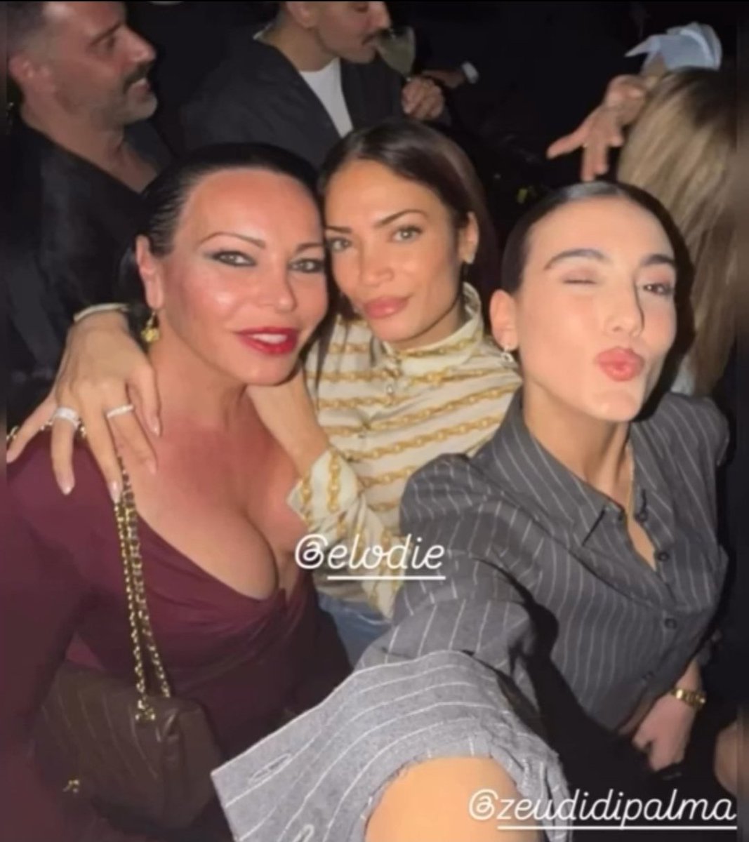 vitamiasinapret's tweet photo. Ieri sera ho dormito presto , TL  piena di insulti a zeudi perché ha un fandom  ricco . I moralisti, " i soldi vanno guadagnato con sudore"  oggi  invece   invasione "dell'amica di zeudi " 😉😉😂Elodie .#unproblematicqueen #zeudidipalma https://t.co/nL2ldYMiSq