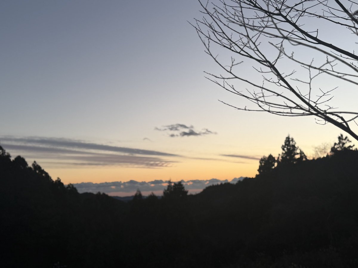 富士山をありがたく拝みながら、地元まで孤独のRunawayを続けていたら、すっかり夕暮れ時。

2025年、最後の陽が落ちる。

今年も素敵な一年でした。

それもこれも皆様あってこそ。

ありがとうございました。

全ての皆様に、良いお年を。