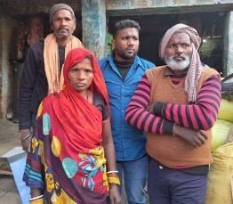 Shubhamshuklamp's tweet photo. मुकेश कुशवाहा फर्जी रेप केस में 5  साल जेल में रहे, इस दौरान उनकी पढ़ाई छूट गई, जमीनें बिक गईं, मुकेश के पापा का सारा काम-धंधा बर्बाद हो गया, मुकेश पर ‘रेप आरोपी’ का ठप्पा लग गया। और 5  साल बाद हाईकोर्ट ने बाइज्जत बरी कर दिया! मुकेश कुशवाहा ने रेप किया ही नहीं था, उसे साजिशन फँसा दिया गया था।

अब मुकेश के 5 साल, उसके आर्थिक नुक़सान और सामाजिक बेइज्जती का ज़िम्मेदार कौन? मामला बिहार के दरभंगा का।