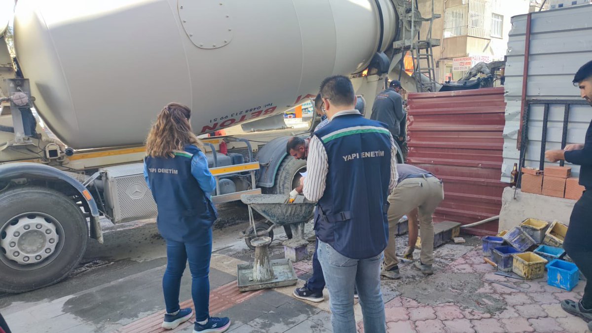 BatmanCSB's tweet photo. T.C. BATMAN VALİLİĞİ
ÇEVRE, ŞEHİRCİLİK VE İKLİM DEĞİŞİKLİĞİ İL MÜDÜRLÜĞÜ

YAPI MALZEMELERİ PİYASA GÖZETİMİ VE DENETİMİ
Can ve mal güvenliğini teminen, fen, sanat ve sağlık kurallarına, standartlara uygun, kaliteli yapı
yapılması için 4708 Sayılı Yapı Denetim Kanunu ve ilgili mevzuat çerçevesinde malzeme denetimi
İlimizde Müdürlüğümüz elemanları tarafından yapılmaktadır. Bu kapsamda; ilimiz merkez ve
ilçelerinde hazır beton üreten firmalar 102 defa, çeşitli yapı malzemeleri 78 defa ve iskan ruhsatı
aşamasında binalara verilen 72 adet EKB (Enerji Kimlik Belegesi) denetimi yapılmıştır. Üretilen
betonun denetimi, taşınması ve dökülmesinin ilgili mevzuat hükümlerine uygun bir şekilde yapılması
için; beton firmalarına, yapı denetim firmalarına, yapım müteahhitlerine, meslek odalarına ve diğer
bileşenlere gerekli yazılar yazılmış ve toplantılar yapılmıştır. Türkiye Bina Deprem Yönetmeliğine,
fen ve sanat kurallarına uygun çevre ve insan sağlığını önemseyen yapıların inşa edilmesini sağlamak
için il müdürlüğümüz teknik elemanlarınca denetimlerimiz devam etmektedir.