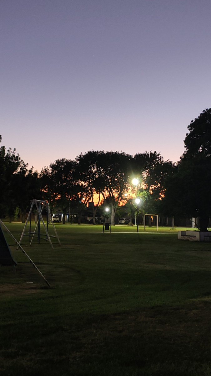 Buen día... aquí vamos 🚶🏻‍♀️...el último amanecer del año, no podía dejar de compartirlo con quienes nos saludamos tempranito! 
#BuenMiércoles para todos 🍀💗
Sobre todo ... #Feliz2026 !!!🥂✨