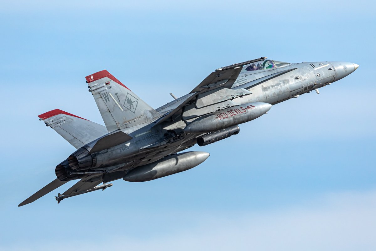 AKM_7D's tweet image. 2025.12.31 厚木基地
VMFA-232 "Red Devils" WT11

今回の👿は必ず期待に応えてくれるはず！
期待通りのベタ低からの引き起こしで、良き撮り納めとなりました☺️

#厚木基地