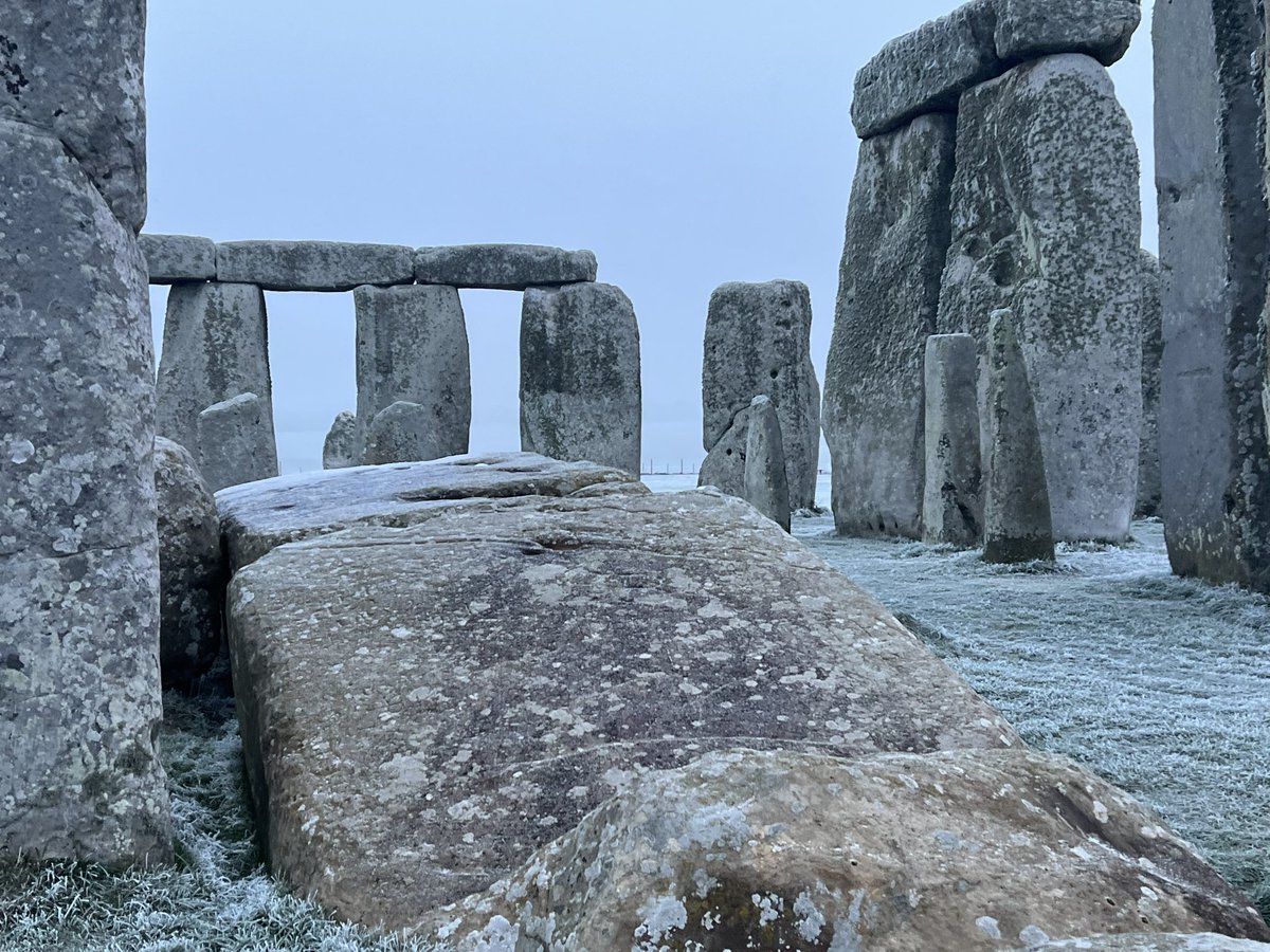 ST0NEHENGE's tweet image. Sunrise at Stonehenge today (31st December) was at 8.10am, sunset is at 4.10pm ☁️🥶❄️