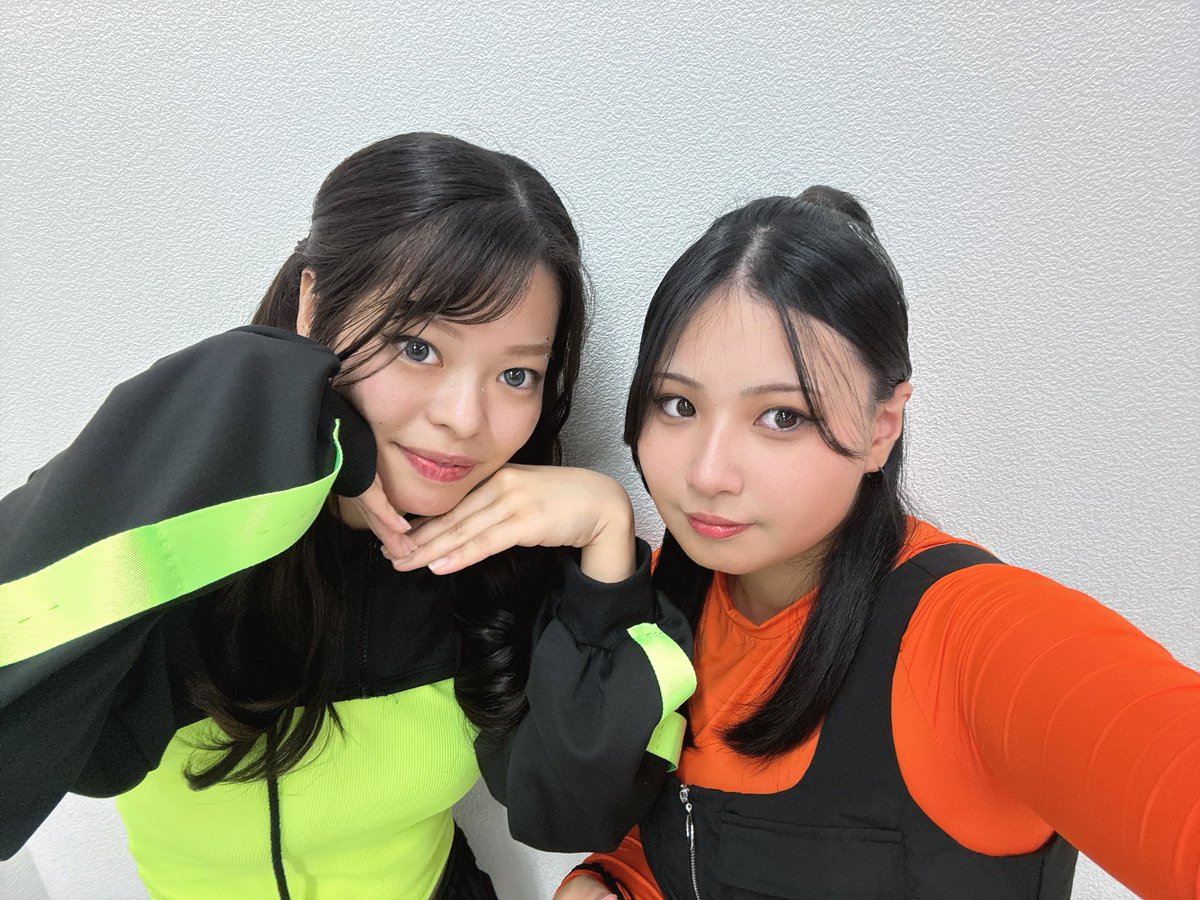 riley_flow_'s tweet photo. Hi,guys! ライリーフローです！
2025年、沢山の人に応援してもらい沢山の人に支えていただきました。みなさんからもらった愛を、次は私達ライリーフローが愛を届けます。
2025年本当にありがとうございました！！

I love you guys.🧡💚

#ライリーフロー #アニベンチャー https://t.co/0S48DAJVre