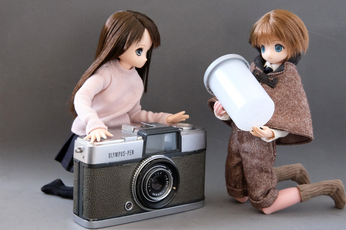 今年もフィルムカメラで遊んでました。60年前の普及機なのに今でもちゃんと動きます。フィルムは高価になりましたが、マニュアル式の手のかかるカメラならフィルム一本撮りきるのに半年かかりますから趣味としてはまずまず。
「このケースなに？」
「今の子は知らないよねえ」