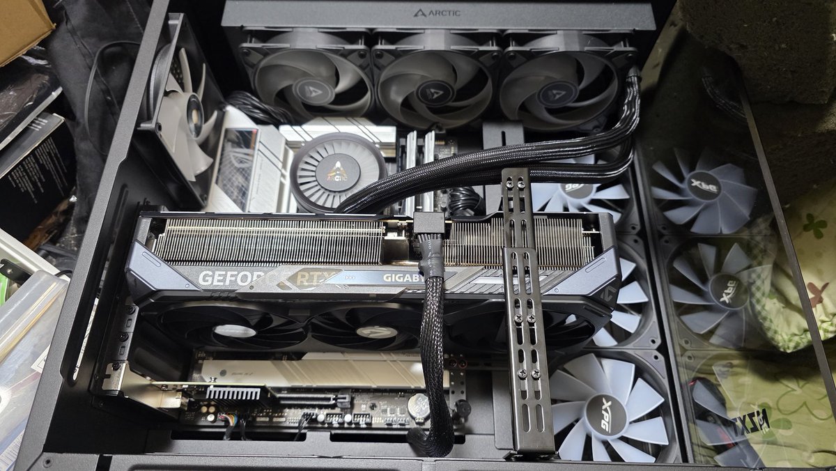 Aty_Arkwright's tweet image. AMD Ryzen 7 9800X3D
G.Skill DDR5-6000 64GB（32x2）cl30
ASUS X670E-A ROG STRIX
GIGABYTE RTX5090
NZXT H9 Flow
ARCTIC Liquid Freezer III 360 A-RGB
WD SN8100 1TB
WD SN8100 2TB
WD SN7100 2TB
ASRock Phantom Gaming PG-1000G
Windows 11 Pro
#お前らのPCスペック晒していけ
#自作PC