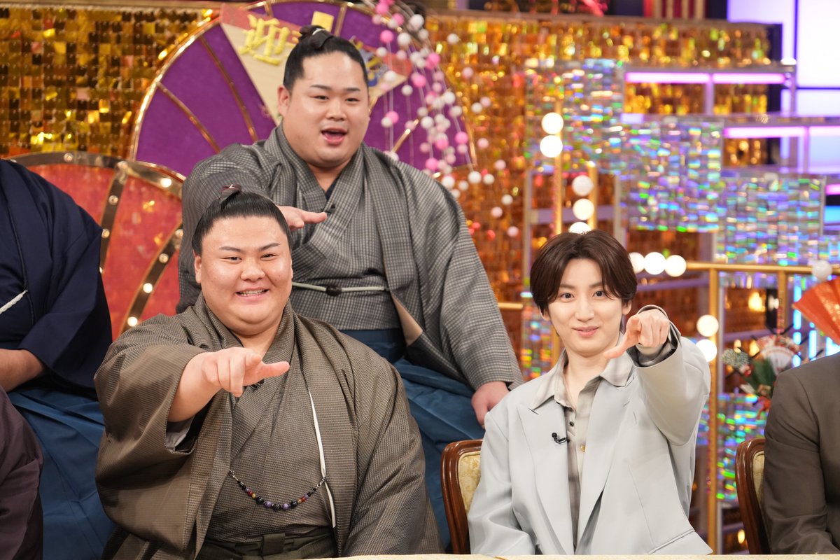 GoldenSixTONES's tweet photo. ／
今夜6時から
#GOスト💎元日3時間SP見どころ✍︎
＼

ゲスト
#YOSHIKI さん @YoshikiOfficial 
小栗旬さん・出川哲朗さん・
山本耕史さん・倉科カナさん・
元横綱・照ノ富士率いる最強力士軍団 他
【超豪華有名人30名】が登場！✨

📹サイズの晩餐 
超豪華有名人の"サイズ感覚"をチェック✅

⛅️そらジローチャレンジ
まさかの海外決戦に大注目👀

🕺マツケンナンバー
ビリビリを受けずに
豪華グルメをゲットなるか🍽️

#GoldenSixTONES
