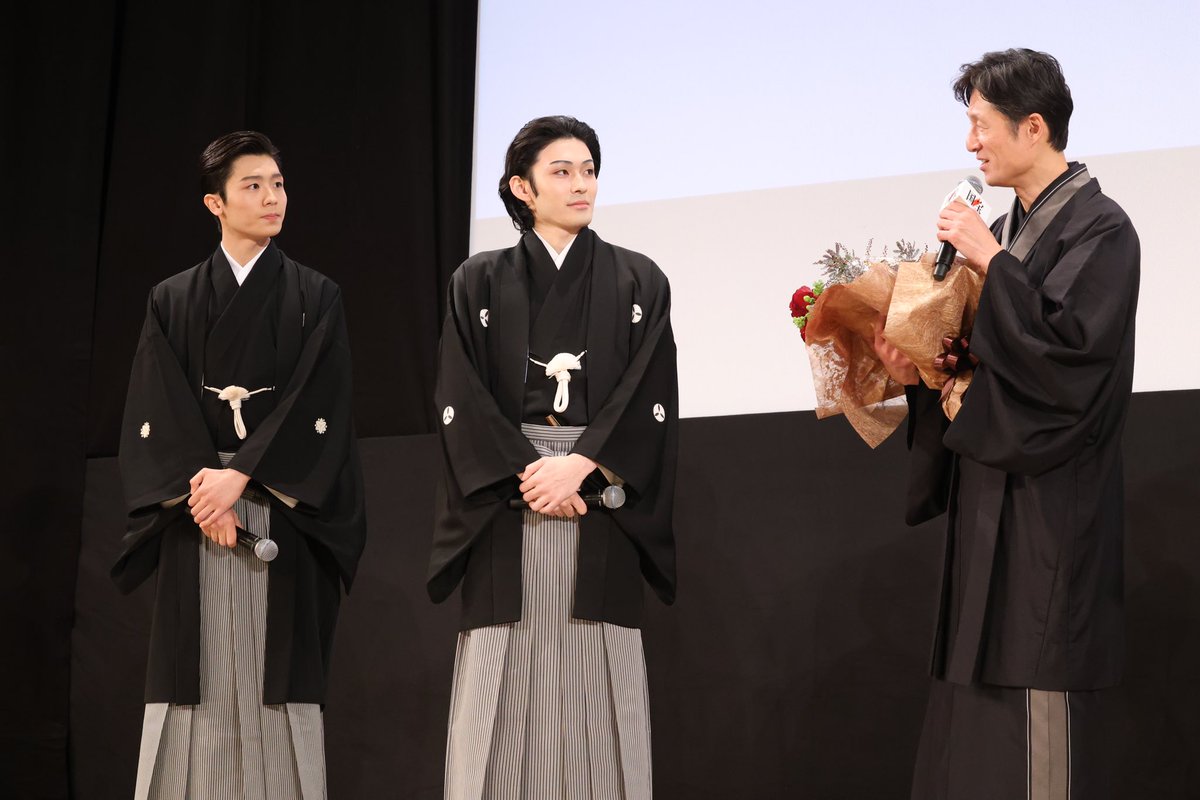 𓂂𑁍#映画国宝 𝐈𝐧𝐟𝐨𝐫𝐦𝐚𝐭𝐢𝐨𝐧

本日､映画『#国宝』の
#歌舞伎座 大晦日特別上映会が
行われました🪭⊹

花道を通って登場したキャスト陣が、
歌舞伎座・生中継をご覧のお客様をはじめ、
これまで『国宝』を観てくださったすべての方に向けて
感謝の言葉を伝えました！