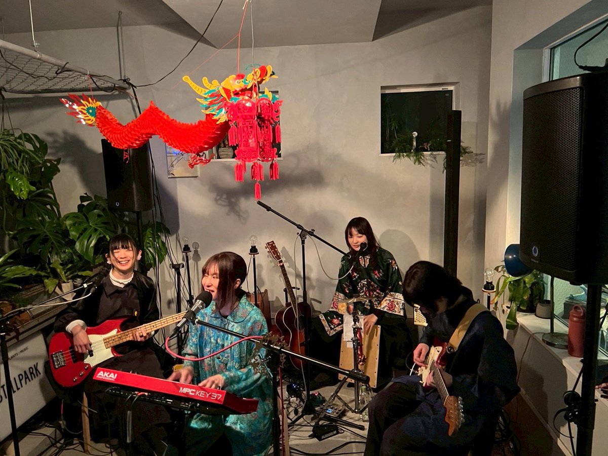 先日は自由が丘のSTILL PARKにて内田万里+クレイジーピッグのライブ
ありがとうございました。

半年ぶりでしたが4人で演奏できる機会が嬉しかった。スペシャルな曲もやりました。

きっとまた来年も！