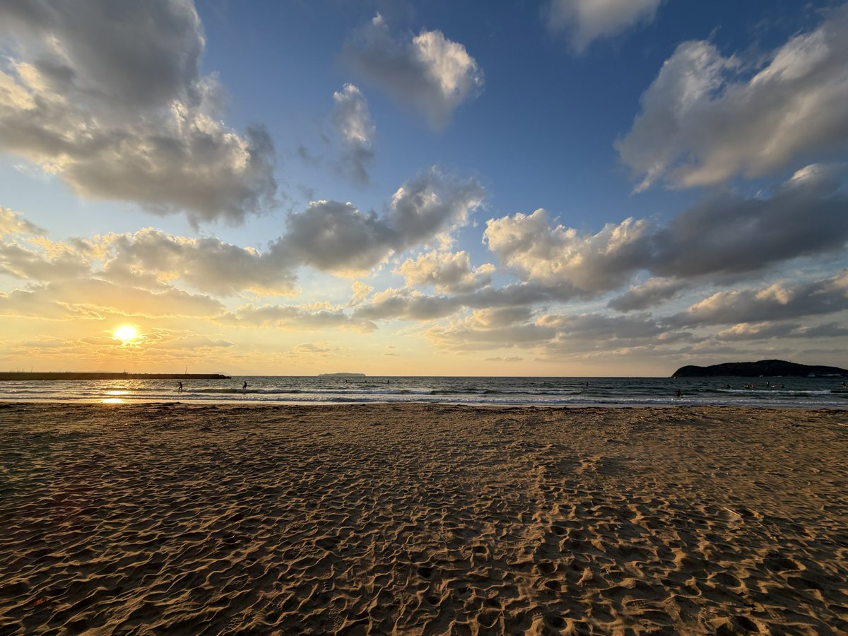 fktoka's tweet photo. 初日の出ならぬ、最後の日没です🌅 https://t.co/fn6X838c9S