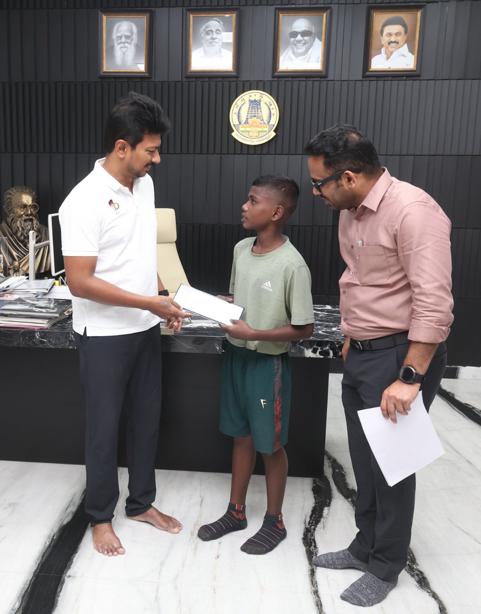Udhaystalin's tweet photo. தமிழ்நாட்டைச் சேர்ந்த விளையாட்டு வீரர், வீராங்கனைகளை ஊக்குவிக்கும் நோக்கில் விளையாட்டுத் துறை சார்பில் Tamil Nadu Champions Foundation மூலம் நிதியுதவி செய்து வருகிறோம்.

இதன்படி, சர்வதேச போட்டிகளில் பங்கேற்க தயாராகும் வகையில், தம்பிகள் மானவ், ஆதர்ஷ் ராம், ஃபியோடர் ஆதித்தன், தர்ஷன், யோபின், தங்கைகள் ராகஸ்ரீ, சாதனா ஆகியோருக்கு விளையாட்டு உபகரணங்கள் வாங்கிட ரூ.2.80 இலட்சத்துக்கான காசோலையை இன்று வழங்கினோம்.

அதே போல, நீச்சல் வீரர் தம்பி அபிஷேக்கிற்கு மலேசியா சென்று பயிற்சி பெற உதவியாக ரூ.35,000க்கான காசோலையை தமிழ்நாடு சாம்பியன்ஸ் அறக்கட்டளையில் இருந்து இன்று வழங்கினோம். 

இந்த வீரர், வீராங்கனைகள் அனைவரும் சர்வதேச போட்டிகளில் பதக்கங்களை வென்று தமிழ்நாட்டிற்கு பெருமை சேர்க்க எனது அன்பும் வாழ்த்தும்!
@SportsTN_ @Atulyamisraias #JMeghanathaReddyIAS