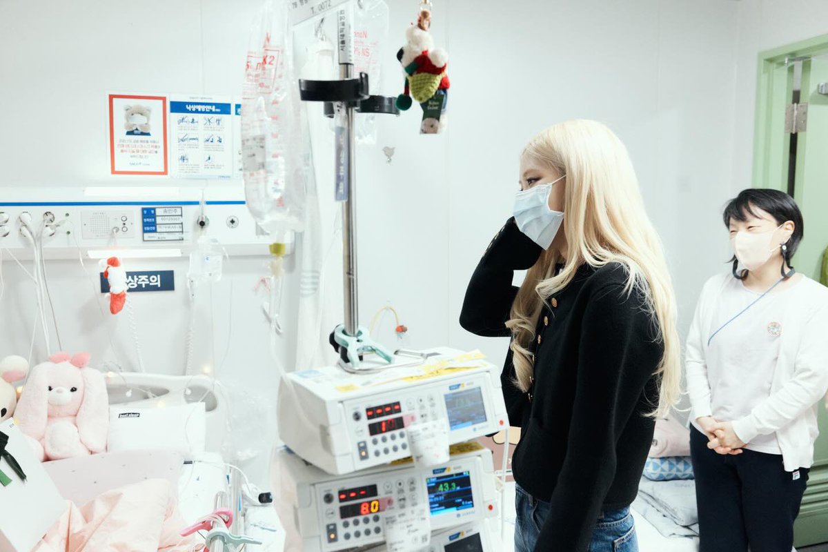 yk2aii's tweet photo. As the year ends, Rosé shared her gratitude for spending Christmas with children at Seoul National University Children’s Hospital. She reflected on the love she received this year, the joy of meeting the children, and how the experience left her deeply moved, wishing children everywhere love, warmth, and blessings in the New Year. 💛