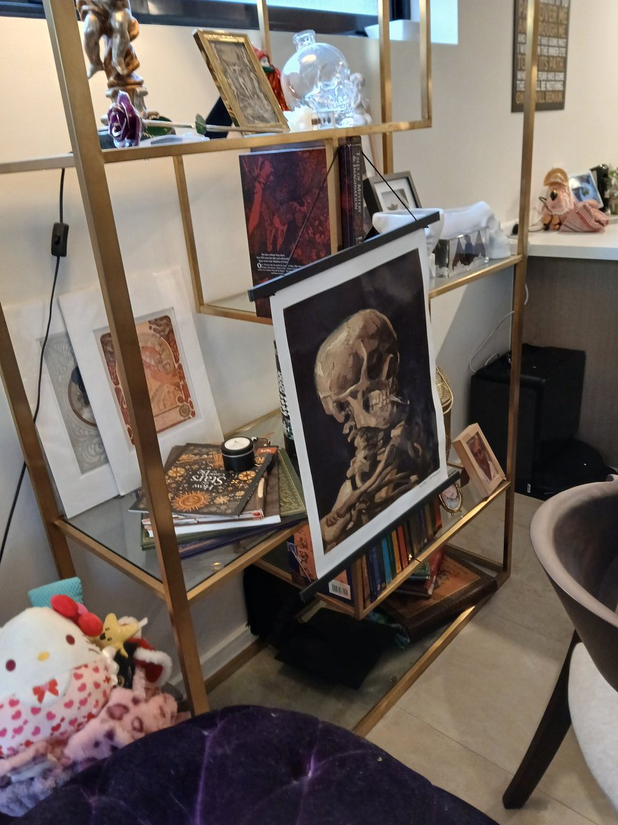 Gentlemanscomba's tweet image. Why do my friends have a picture of @IQWrestler hanging up?