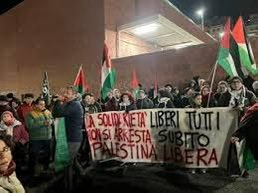 Leggo di circa duecento imbecilli davanti al carcere di Marassi… da non credere