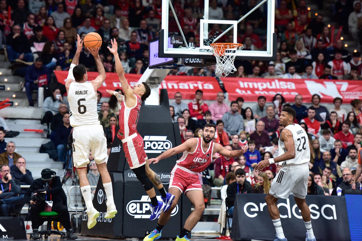 Una gran defensa en la primera mitad y un paso adelante de los bases del <a href="/RMBaloncesto/">Real Madrid Basket</a> en la segunda, dan la victoria a los blancos ante <a href="/UCAMMurcia/">UCAM Murcia</a> en el duelo de líderes de la Liga Endesa. Os lo contamos en <a href="/poblafm/">PoblaFM</a> con el patrocinio de <a href="/Clorinelabuelo/">Clorin El Abuelo</a> poblafm.com/baloncesto/rea…