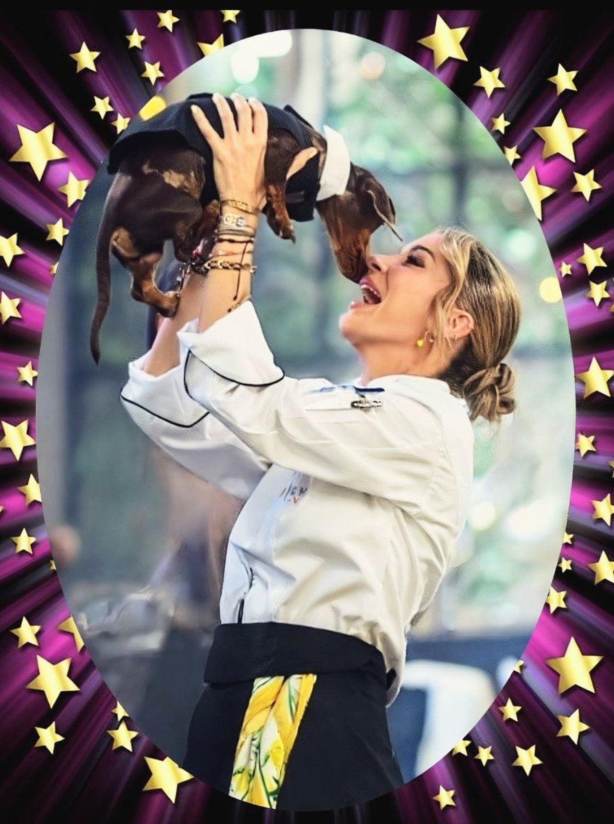 Este año tiene dos nombres propios, Coffee y Top Chef.
Coffee es el amor incondicional, el compañero de vida.
Top Chef es la superación, el querer es poder y el descubrimiento del mundo de la cocina.
Que el 2026 sea como mínimo igual, para Cris y todo el Portismo.
Bon any nou!.🤍