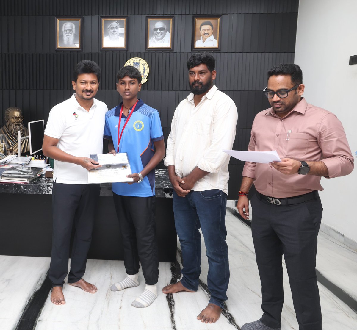 Udhaystalin's tweet photo. தமிழ்நாட்டைச் சேர்ந்த விளையாட்டு வீரர், வீராங்கனைகளை ஊக்குவிக்கும் நோக்கில் விளையாட்டுத் துறை சார்பில் Tamil Nadu Champions Foundation மூலம் நிதியுதவி செய்து வருகிறோம்.

இதன்படி, சர்வதேச போட்டிகளில் பங்கேற்க தயாராகும் வகையில், தம்பிகள் மானவ், ஆதர்ஷ் ராம், ஃபியோடர் ஆதித்தன், தர்ஷன், யோபின், தங்கைகள் ராகஸ்ரீ, சாதனா ஆகியோருக்கு விளையாட்டு உபகரணங்கள் வாங்கிட ரூ.2.80 இலட்சத்துக்கான காசோலையை இன்று வழங்கினோம்.

அதே போல, நீச்சல் வீரர் தம்பி அபிஷேக்கிற்கு மலேசியா சென்று பயிற்சி பெற உதவியாக ரூ.35,000க்கான காசோலையை தமிழ்நாடு சாம்பியன்ஸ் அறக்கட்டளையில் இருந்து இன்று வழங்கினோம். 

இந்த வீரர், வீராங்கனைகள் அனைவரும் சர்வதேச போட்டிகளில் பதக்கங்களை வென்று தமிழ்நாட்டிற்கு பெருமை சேர்க்க எனது அன்பும் வாழ்த்தும்!
@SportsTN_ @Atulyamisraias #JMeghanathaReddyIAS