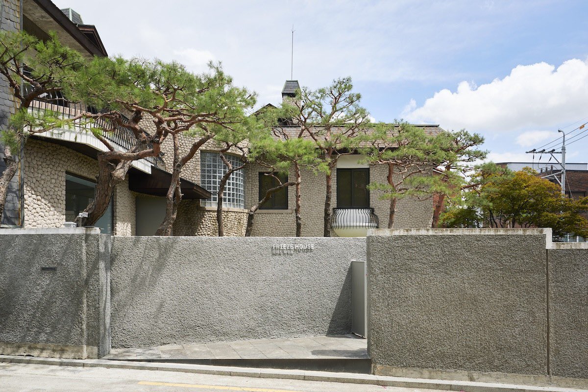 taeguide's tweet image. Taehyung’s TYPE 非 exhibition will be at Frieze House Seoul. This is such a cool space and will come to life with Taehyung’s art installations and Type 非 photos soon