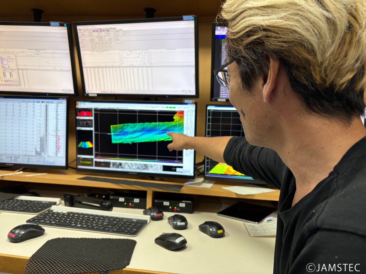 12月31日早朝、海底広域研究船「かいめい」はマリアナ海溝