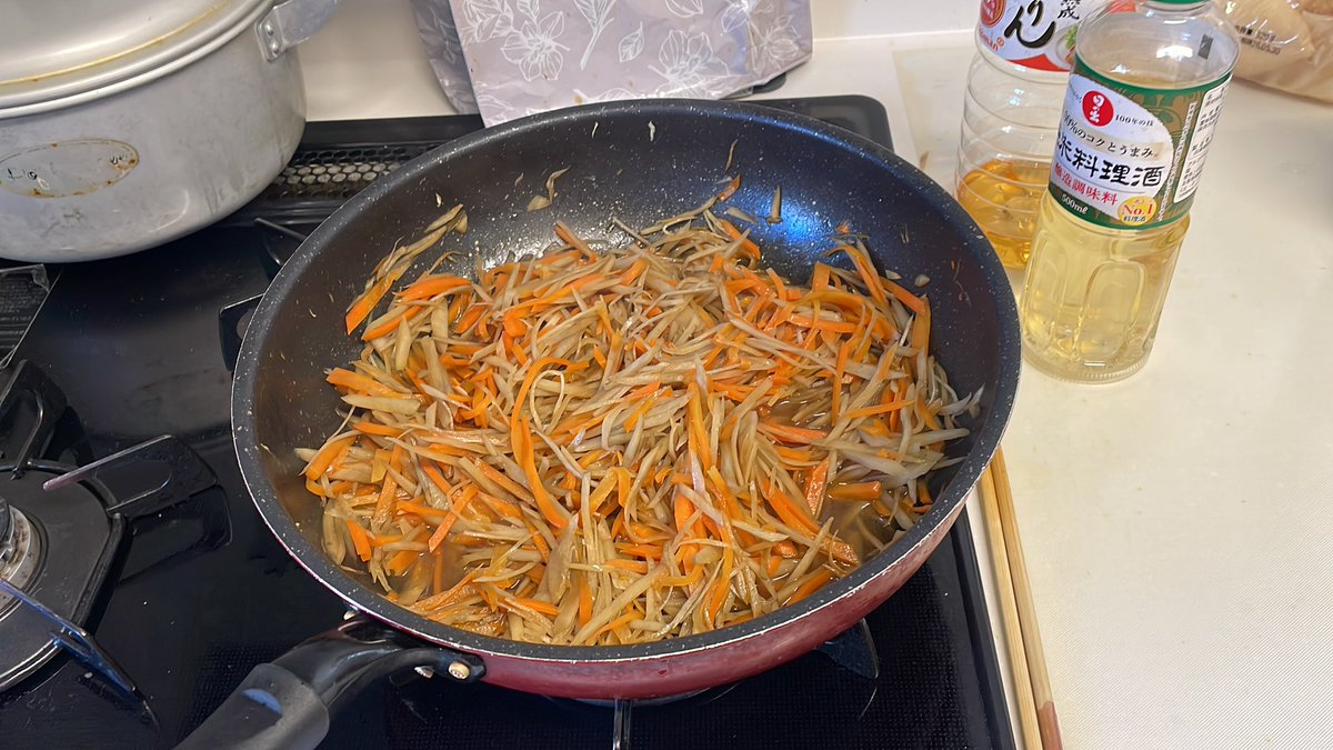 KyonUcz's tweet photo. #お正月🎍
#おせち料理
#きんぴらごぼう
お節の中で唯一子供達が好きな食べ物は『きんぴらごぼう』だそうです😊
なので沢山作りました。
筑前煮をこれからつくります。 https://t.co/Xm8yKFMR9O