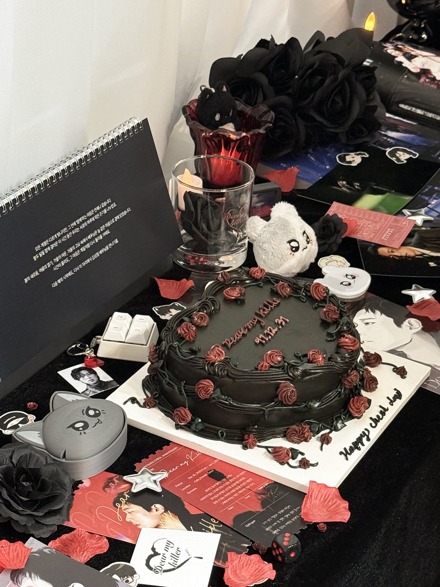 ˚₊—̳͟͞͞♥ 𝑫𝒆𝒂𝒓 𝒎𝒚 𝒌𝒊𝒍𝒍𝒆𝒓—̳͟͞͞♥

#김성철생일카페 
케이크 진열 완료ෆ⸒⸒

카페 내부 따뜻하게 해두었습니다 ⸝⸝ ᷇࿀ ᷆⸝⸝
날 많이 추우니 몸 조심히 오시길 바랍니다 !

★ 25.12.30~26.01.01
★ 카페 체리시

#한해의_끝에_전하는편지
#디어_마이_성철
#2025_Dear_my_killer