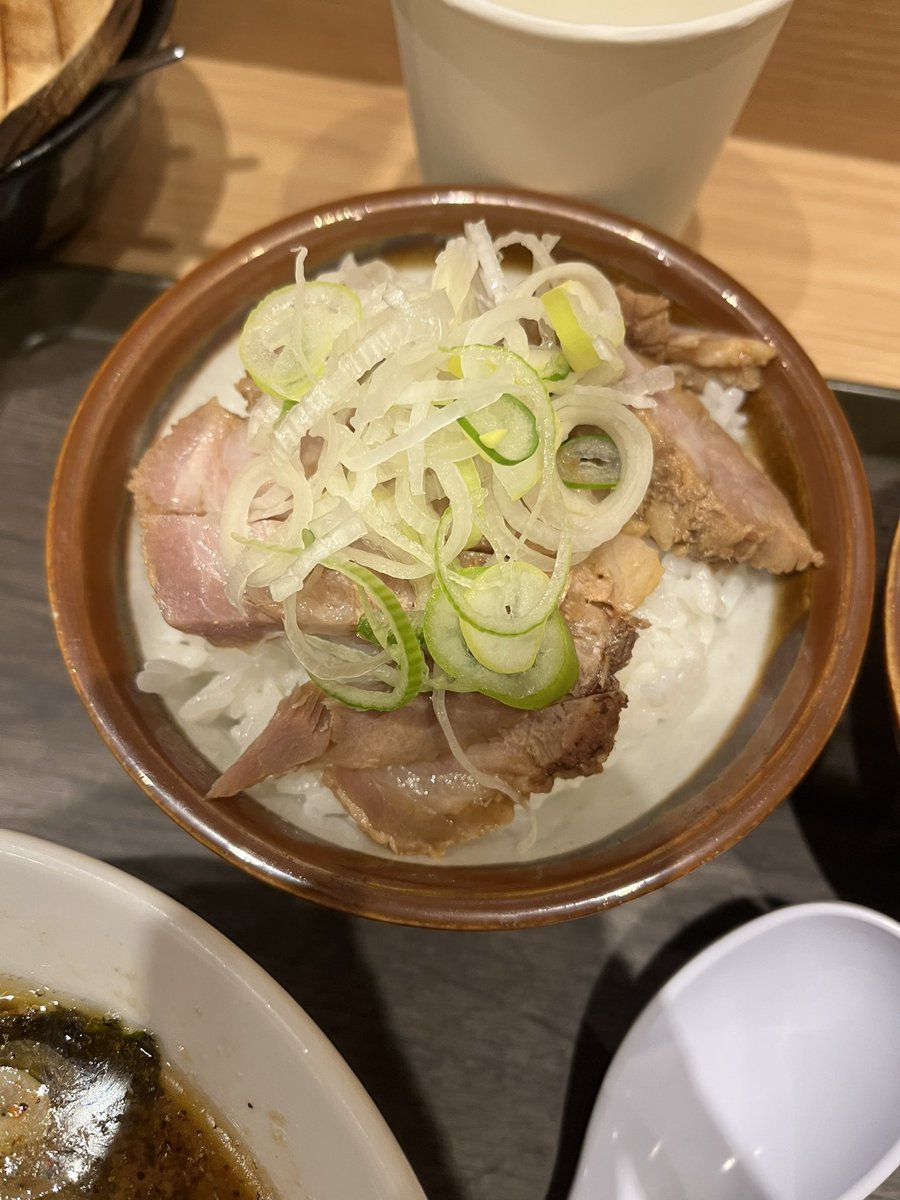 １２月２９日月曜日のラーメン🍜
『つけ麺舎鈴』in新宿センタービルB1
創業つけ麺並➕チャーシュー丼➕ネギ

六厘舎・舎鈴が松屋グループの傘下に入ったと聞いて、食べに行ってきました。

美味しかったです。
六厘舎がつけ麺Ｎｏ．１と思っていたので近くに舎鈴があってリピ確定です👍
＃つけ麺舎鈴