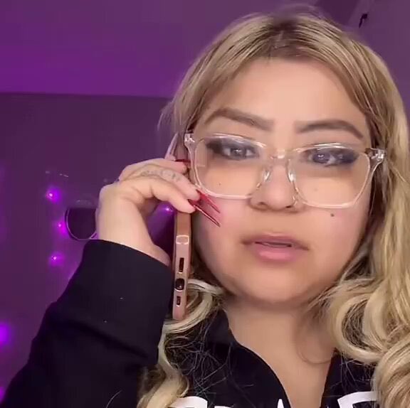 THELIFEOFABRODY's tweet image. white child next to me on this flight is watching the smurfs in arabic with chinese subtitles