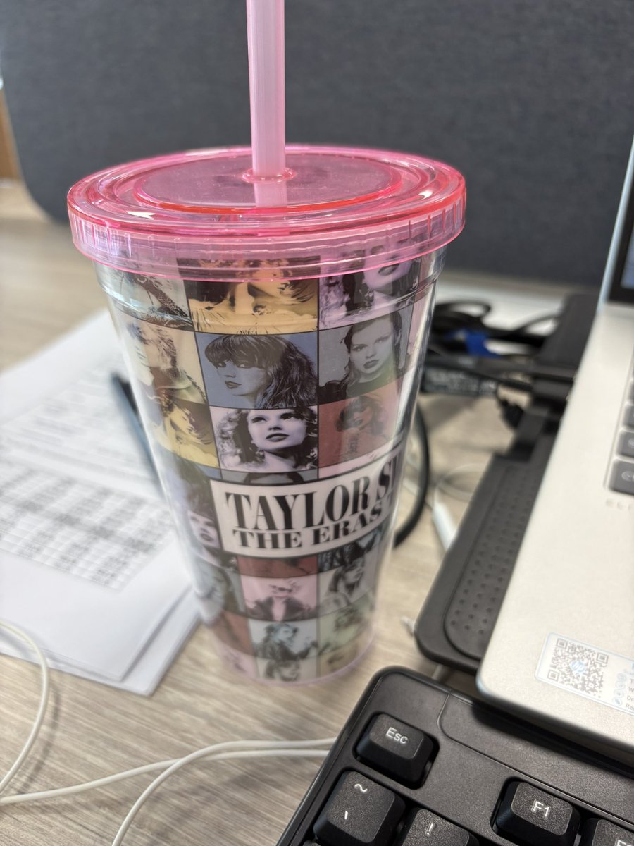 memang phone aku dah auto keluar lagu taylor if  fully charged then tadi meeting tak bawa phone pastuuu my colleagues chat ni mesti dengar satu flooor swiftie soo hard tapi memalukan 😭😭😭😭