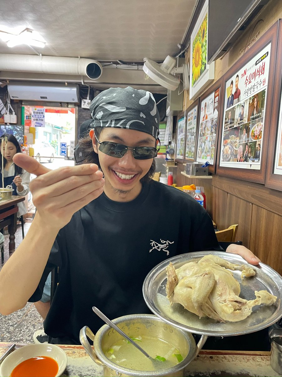 얼굴 한번 본적 없는 트친들도, 한두번 본 트친들도, 앞으로 볼 일 없는 트친들도, 누군지 모르는 씹새끼들도, 다들 한 해 잘 마무리하고 사실 전 항상 여러분들을 응원합니다. 당신이 어떤 얼굴을 달고 있는지 어떤 성격을 가지고 있든 이번 년도보다 내년에 더 성장한 한해를 보내시길 바랍니다 ♥