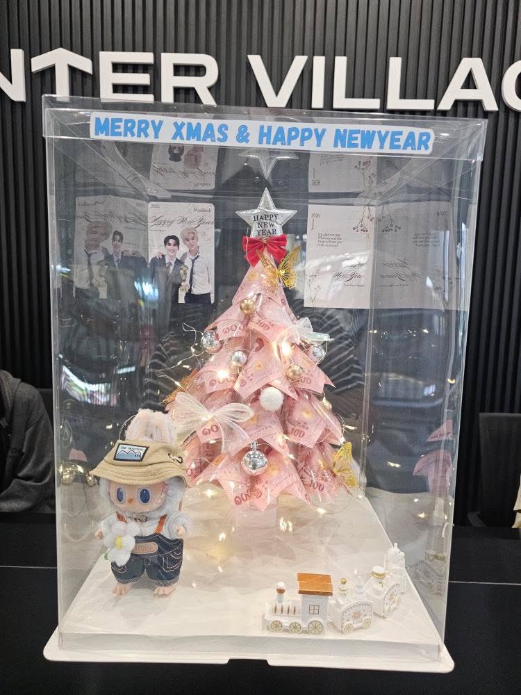 FuyuNguyen's tweet photo. 2025 was a year full of challenges, but also incredibly unforgettable for me.
This year brought MosBank into my life, and it also gifted me a little angel of my own.
In 2026, my tiny angel and I will come to meet MosBank once again, together.
Sending so much love to everyone 🥰

#MosBank #moslhong #ISBANKY 
@mos_psl @Bank_mondop